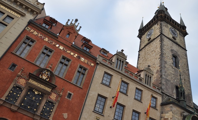 Прага установит ограждения на Староместской ратуше из-за недавнего самоубийства